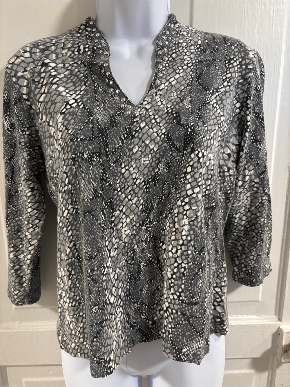 Ruby Rd. Women's Gray Snake-Print V-Neck Top Size PM